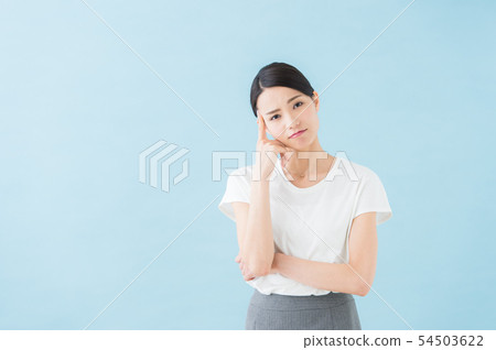 二十多歲的女性（藍色背景） 54503622