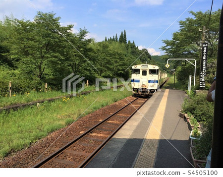 在Kaetsugawa車站火車 54505100