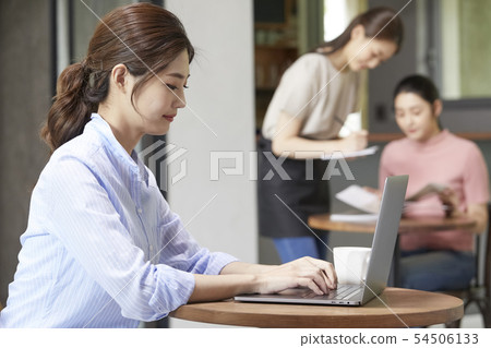 Woman business cafe 54506133