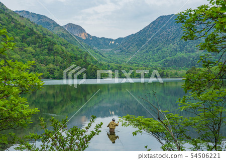 (Tochigi Prefecture) Fresh green back Nikko Lake Lake Yuno Lake fishing people 54506221