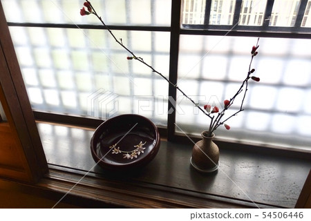 It is healed in the dim light which passes the townhouse of Kyoto, Wabi-Sabi. 54506446