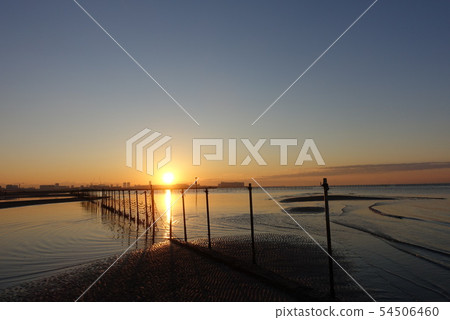 Sea of dawn Funabashi Sanbanze beach park 54506460