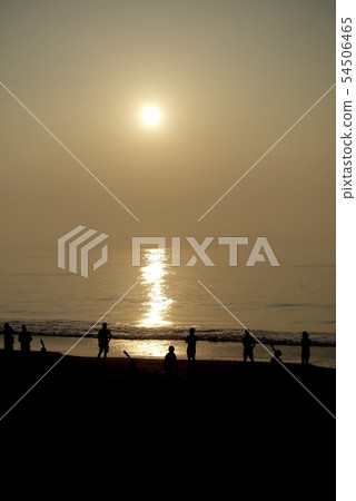 年輕人（Kujukuri海灘的青年） 54506465