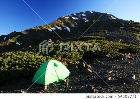 南阿爾卑斯山白樺山帳篷縱向景觀從黑暗的鳥籠帳篷區望著山。 南阿爾卑斯山白樺山帳篷縱向景觀從黑暗的鳥籠帳篷區望著山。 54508771