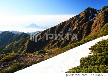 南阿爾卑斯山白樺山帳篷縱向景觀從黑暗的鳥籠帳篷區富士山和富士山在早晨的陽光下反映 54508772