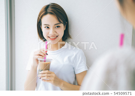 喝珍珠粉牛奶茶的女孩 喝珍珠粉牛奶茶的女孩 54509571