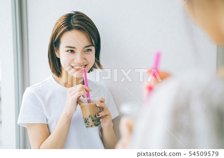 喝珍珠粉牛奶茶的女孩 54509579
