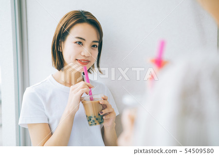 喝珍珠粉牛奶茶的女孩 喝珍珠粉牛奶茶的女孩 54509580