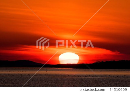 在Saroma湖Daruma太陽正方形太陽北見市的日落 54510609