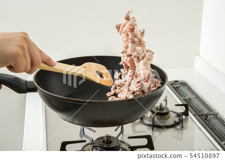 在廚房的廚房裡用煎鍋炒豬肉 54510897