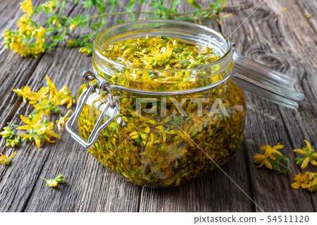 Preparation of St. John's wort oil Preparation of St. John's wort oil 54511120