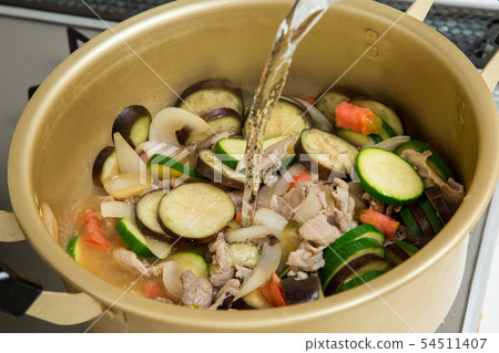 The moment you are pouring water while making curry with summer vegetables The moment you are pouring water while making curry with summer vegetables 54511407