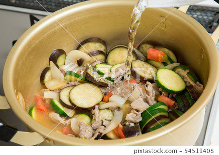 The moment you are pouring water while making curry with summer vegetables The moment you are pouring water while making curry with summer vegetables 54511408