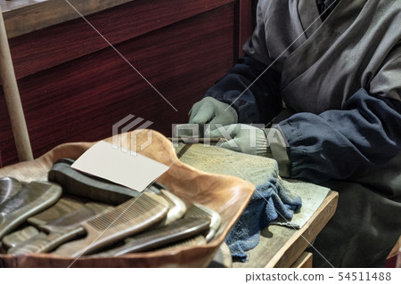 Craftsman is sharpening of wooden comb 54511488