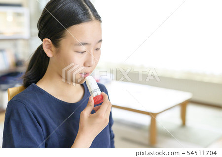 哮喘圖像(兒童使用吸入器) 哮喘圖像(兒童使用吸入器) 54511704