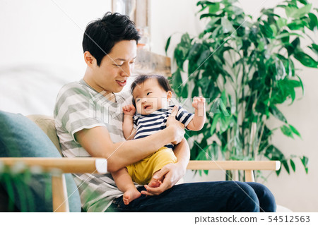 嬰兒和父親養育育兒生活客廳Ikmen 54512563