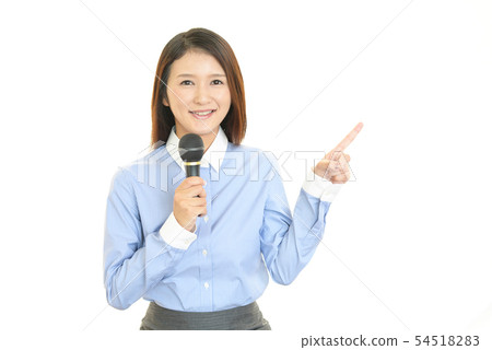 做演示文稿的微笑女商人 做演示文稿的微笑女商人 54518283