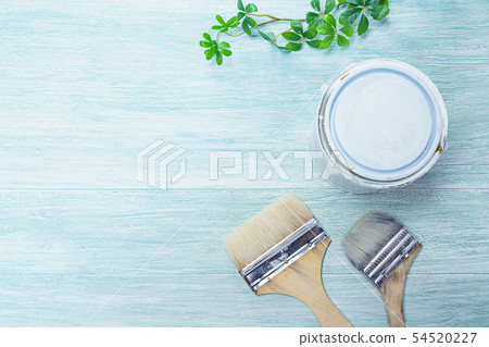 在一個木板安置的油漆和刷子 54520227