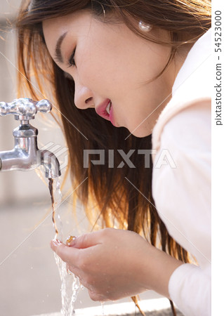 A woman who wants to drink water 54523000