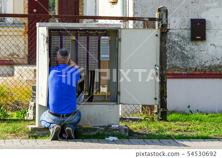 The technician checks the telecommunications sites 54530692