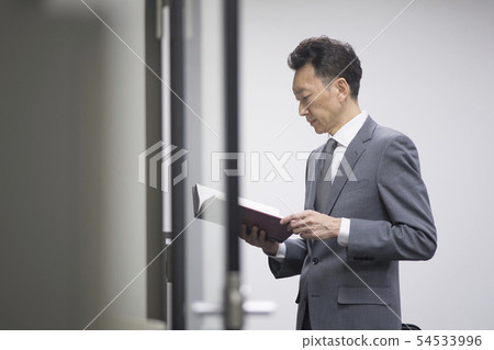 中年商人閱讀書籍 中年商人閱讀書籍 54533996
