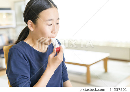 Asthma image (child using an inhaler) Asthma image (child using an inhaler) 54537201