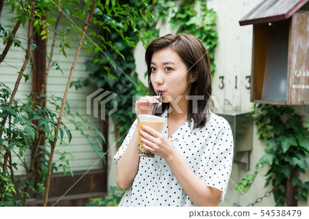 Young woman drinking tapioca drink 54538479