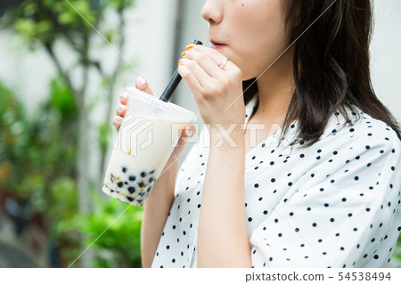 女人喝手上的木薯粉飲料 54538494