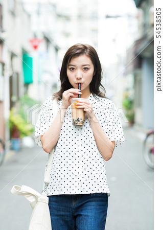 少婦飲用的珍珠粉飲料 少婦飲用的珍珠粉飲料 54538505