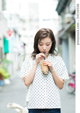 少婦飲用的珍珠粉飲料 54538506