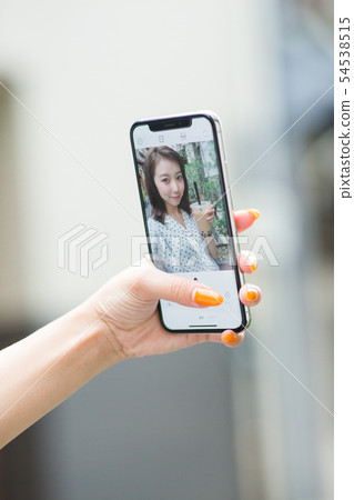 珍珠粉飲料和自拍智能手機屏幕 珍珠粉飲料和自拍智能手機屏幕 54538515