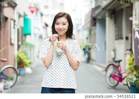 少婦飲用的珍珠粉飲料 54538521