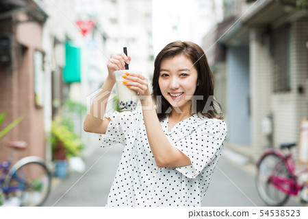 Young woman with tapioca drink 54538523