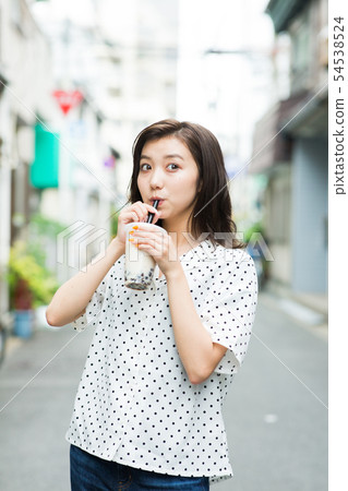 少婦飲用的珍珠粉飲料 54538524