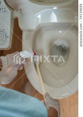 Cleaning the toilet Cleaning the toilet 54539689