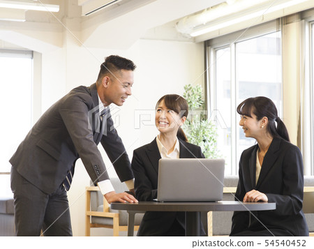 做出安排的商人和女企業家 做出安排的商人和女企業家 54540452