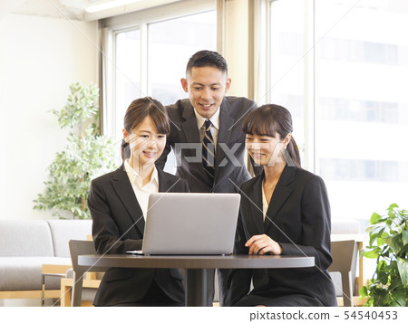 做出安排的商人和女企業家 做出安排的商人和女企業家 54540453
