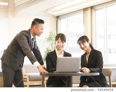 做出安排的商人和女企業家 做出安排的商人和女企業家 54540454