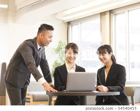 Businessmen and businesswomen who make arrangements Businessmen and businesswomen who make arrangements 54540455