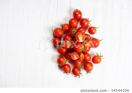 Juicy fresh red tomatoes 54544109