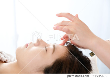 A woman who receives pressure from the eyebrows at acupuncture hospital A woman who receives pressure from the eyebrows at acupuncture hospital 54545699