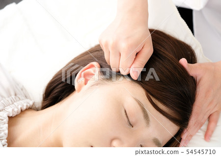 在針灸中接受寺廟壓力的女人 54545710