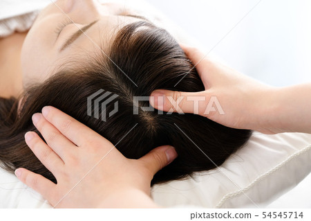 接受頭皮按摩的女性和實習者手 接受頭皮按摩的女性和實習者手 54545714