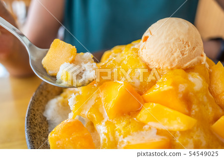 famous Taiwanese snacks of mango shaved ice 54549025