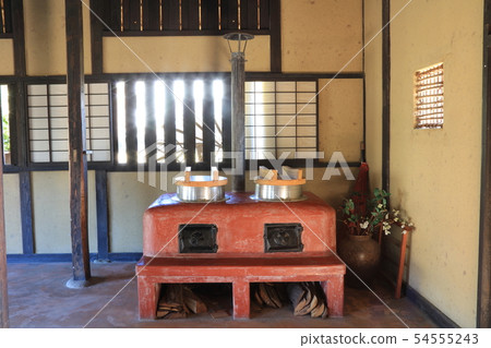 Tamba Teiyama，Yakushiyama Garden，一個帶有復古茅草屋頂的爐灶，在丹波的糖果中 54555243