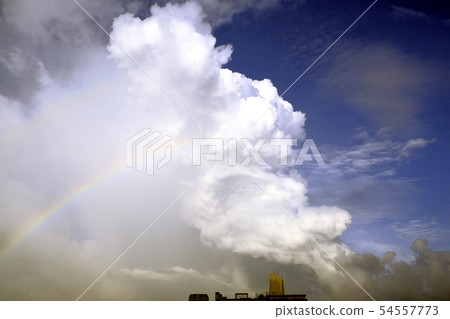 台灣南部高雄市的夏日天空:大片白色積雨雲和彩虹在藍天中蔓延 台灣南部高雄市的夏日天空:大片白色積雨雲和彩虹在藍天中蔓延 54557773