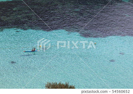 海上皮划艇在悠閒的海上 54560652