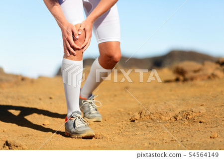 Running injury - Male runner with knee pain 54564149