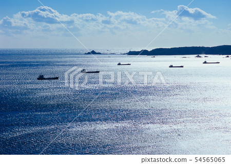 閃閃發光的大海和船隻 閃閃發光的大海和船隻 54565065