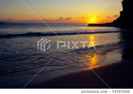 採取早晨太陽的白濱海岸 採取早晨太陽的白濱海岸 54565066